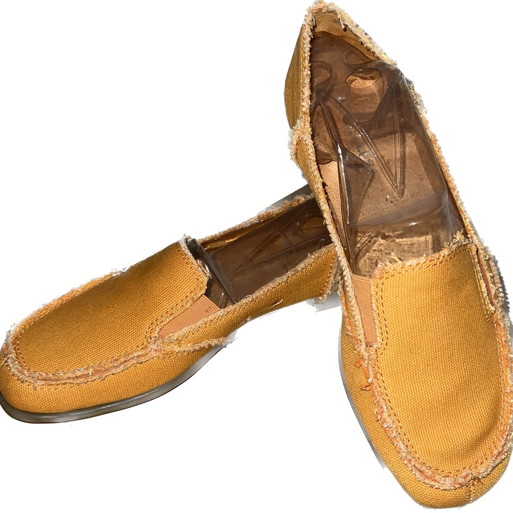 Brand new never been worn Aerosoles moccasins. Size 12 yellow